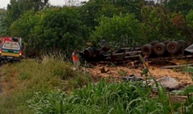 Caminhão carregado com milho tomba e deixa uma pessoa morta na GO-174, em Rio Verde