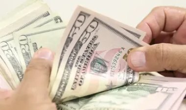 Dólar sobe após ataque ao Irã e petróleo dispara; mercado teme impacto global