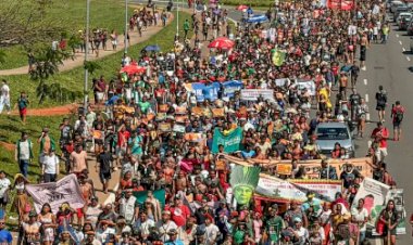 Indígenas marcham em Brasília e pressionam Congresso por demarcações e direitos