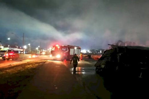Em Mato Grosso bombeiros combatem incêndio em carreta com carga de algodão em Cuiabá
