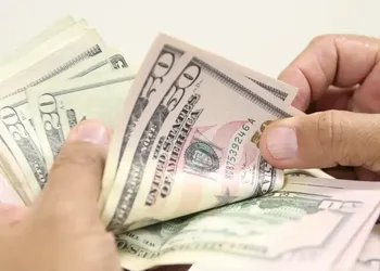 Dólar sobe após ataque ao Irã e petróleo dispara; mercado teme impacto global