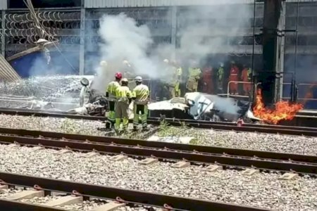 Avião cai sobre trilhos do metrô de BH e pega fogo; piloto morreu