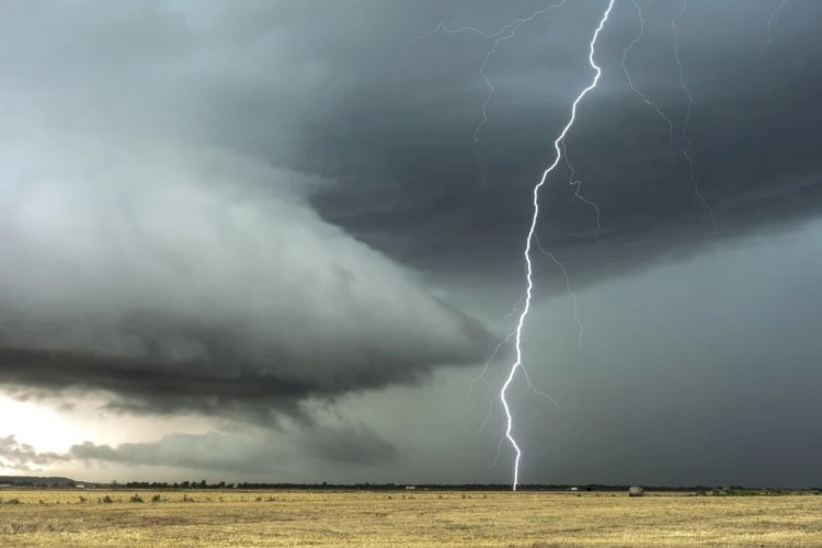 Semana começa com frente fria, chuva forte e geada